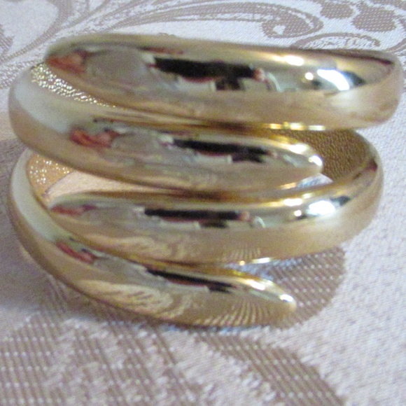 Cuff style Spring close Gold Bracelet - Picture 5 of 5